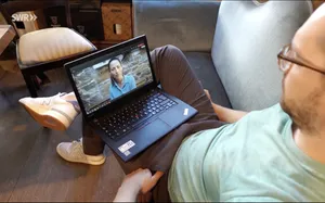 SWR Ökochecker: Videointerview mit Dr. Helena Ponstein am Laptop